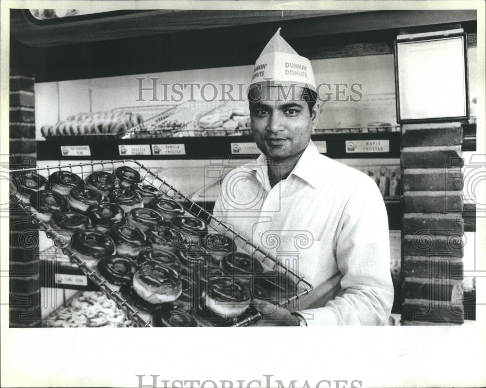 1983 Press Photo Girdhar Patel Makes Kosher Doughnuts