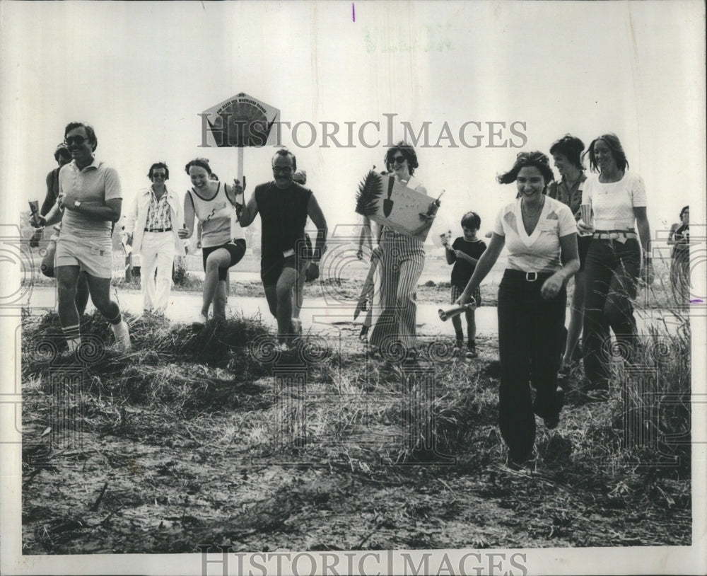 1975 Press Photo Residents Claiming Garden Plots Dunbar