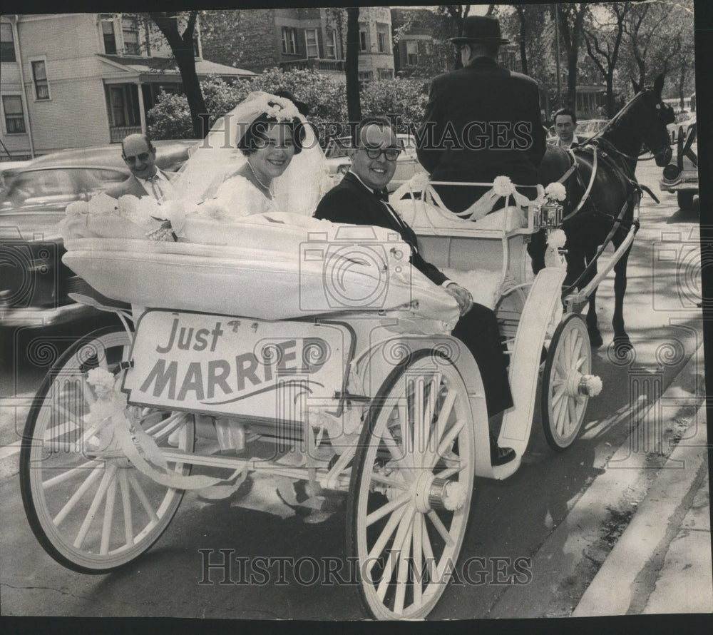 1962 Press Photo Newlyweds Surprised Horse Buggy Ride