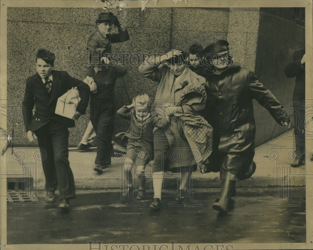 1940 Press Photo Police help family due to bad weather