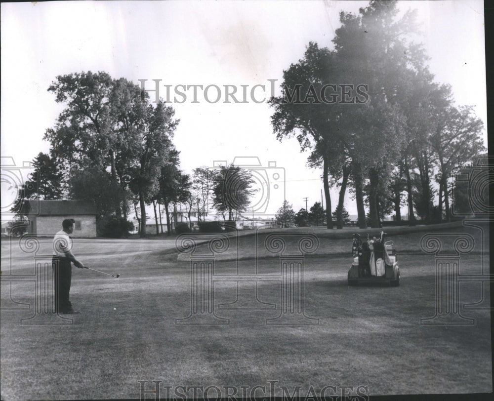 1962 Press Photo Man on golf course making a hole