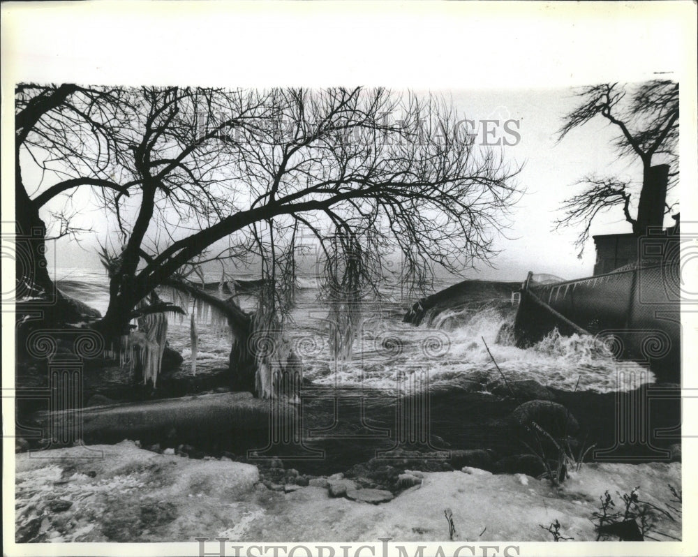 1985 Press Photo Sheridan Rosemont Waves Gusitng