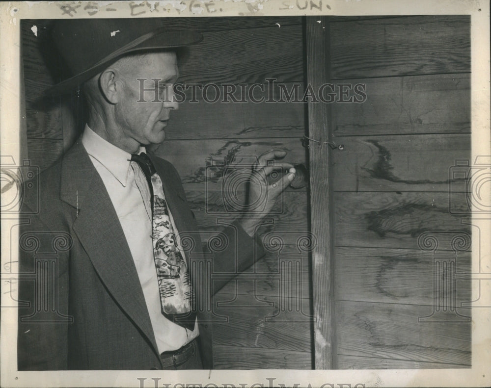 1946 Press Photo Judge J V Defreis Casts Vote