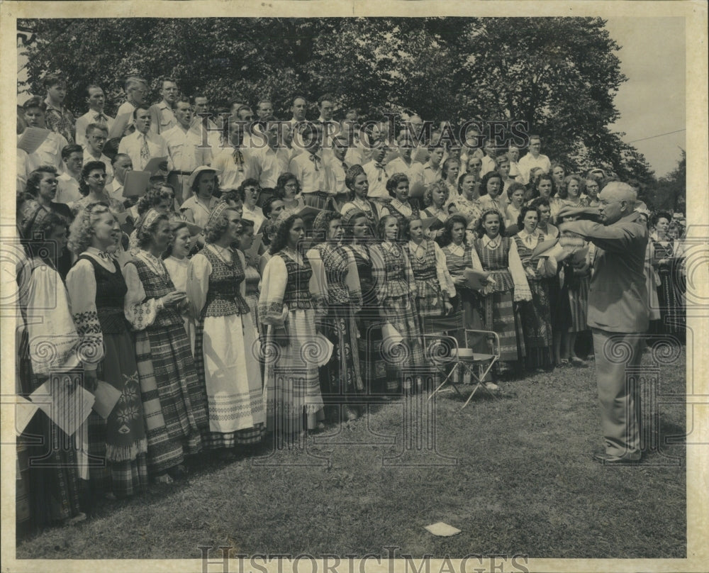 1952 Press Photo Choir With Gals Pocius Costumes