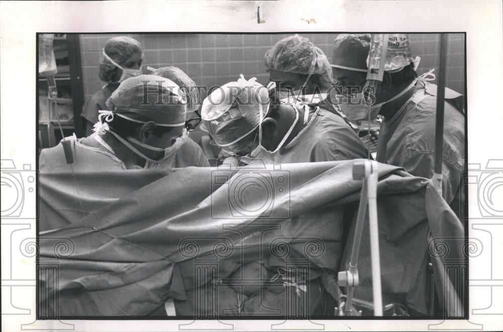 1988 Press Photo Chicago Medical Center Surgical Team