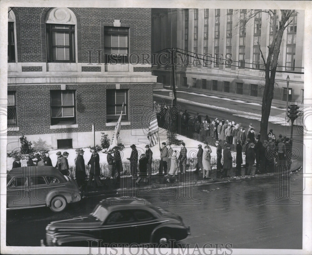 1945 Press Photo Crowd Picketing in Detroit