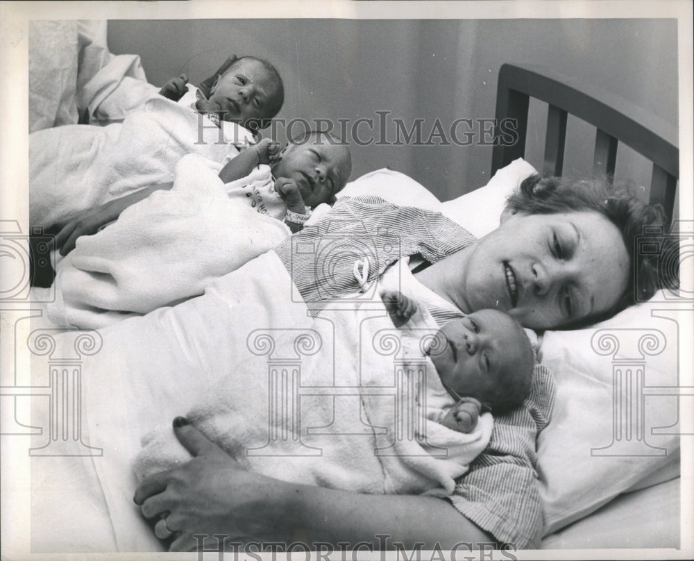 1961 Press Photo Coleen Smeader with Triplets