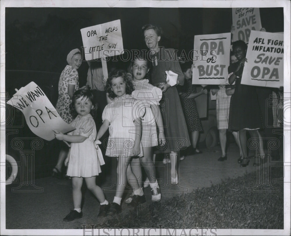 1946 Press Photo Piokets protesting dropping