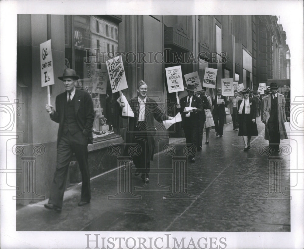 1942 Press Photo Picketing Manpower commission .net