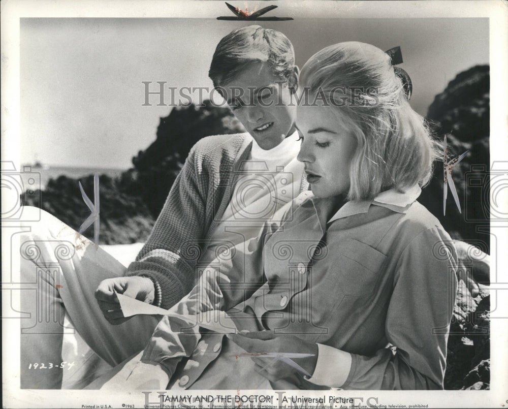 1963 Press Photo Peter Fonda Sandra Dee Tammy Hospital