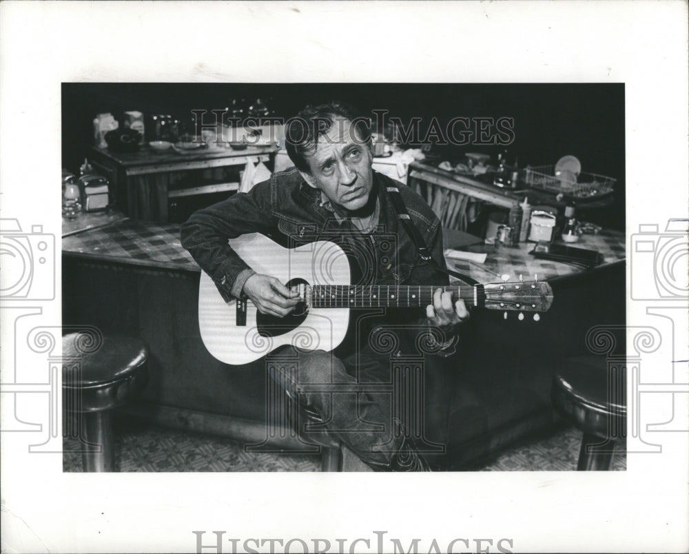 1973 Press Photo Bus Stop George Womack Guitar