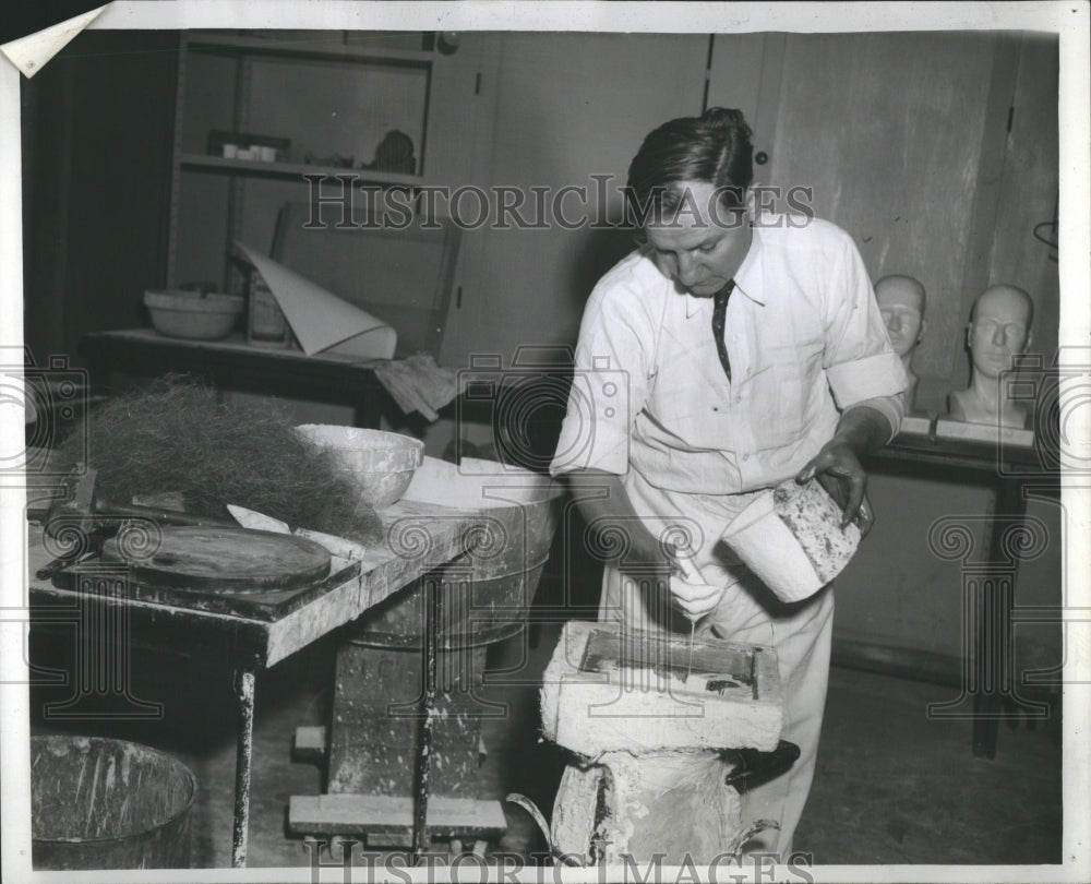 1942 Press Photo Museum Sculptor