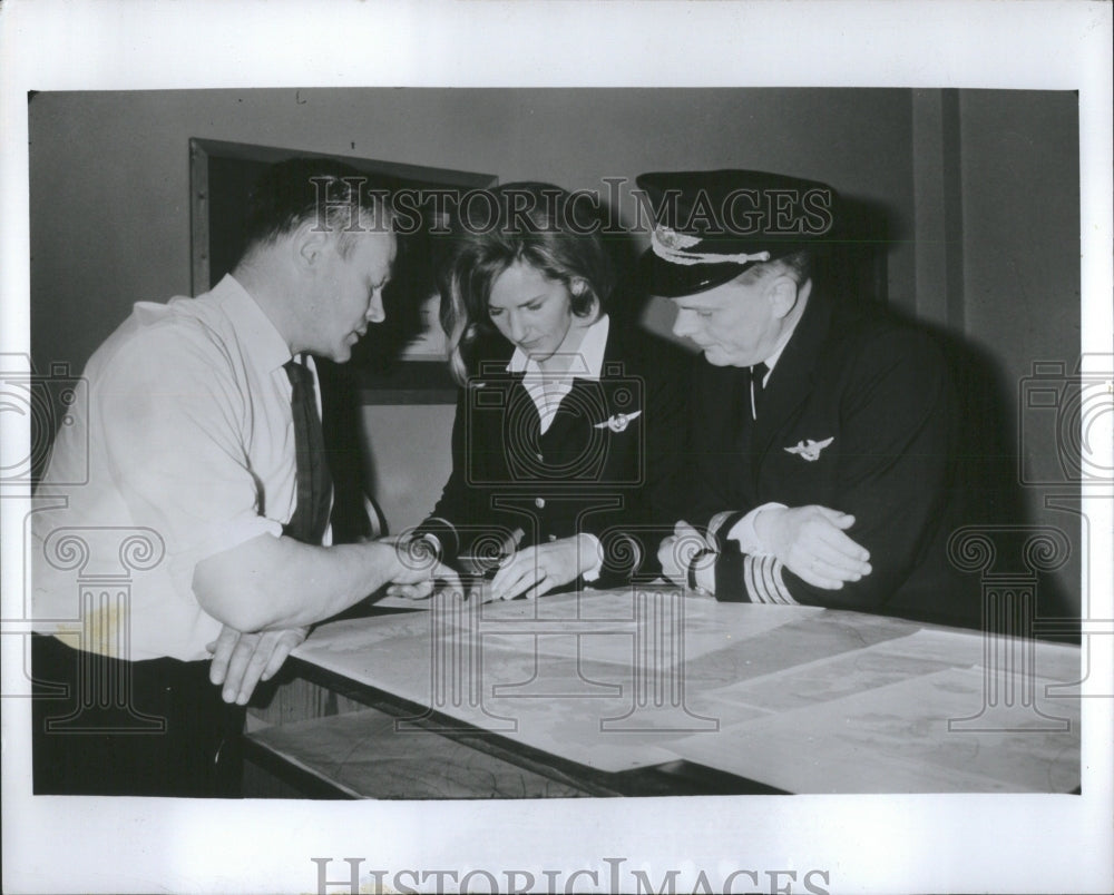 1970 Press Photo Captain and Officer study weather map