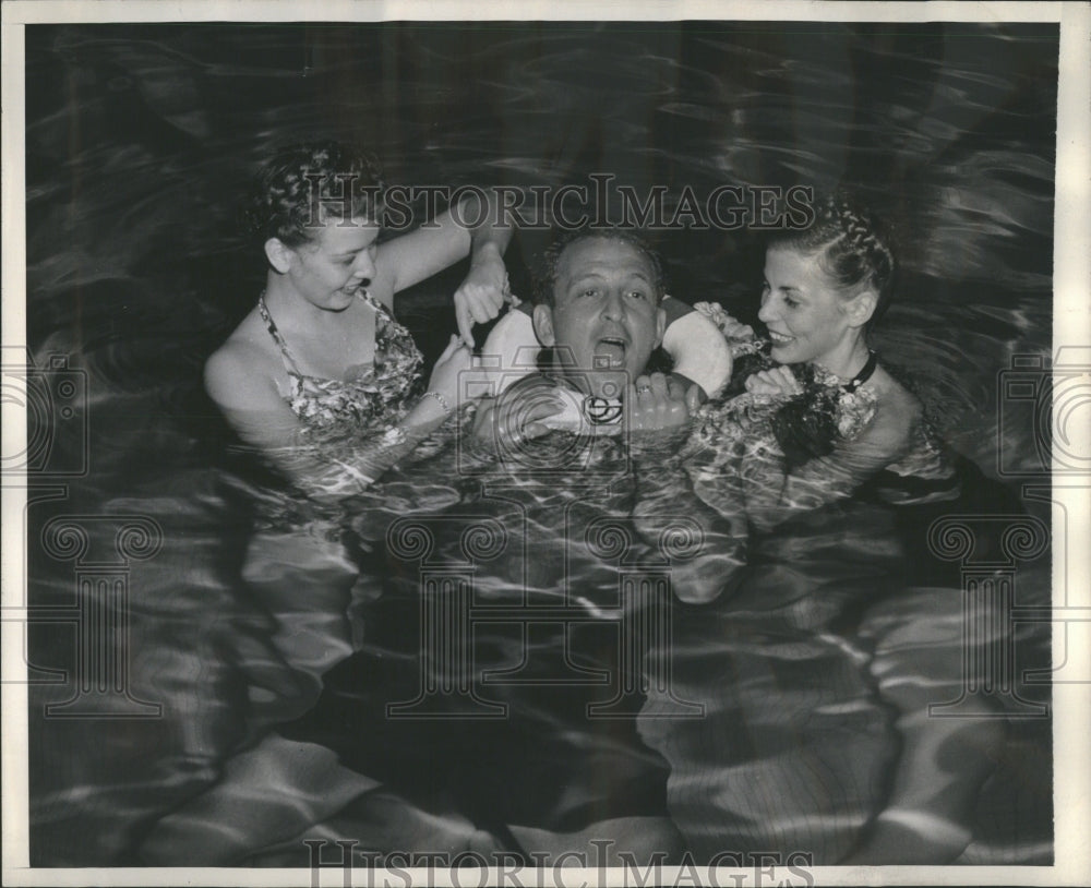 1945 Barry Wood playing with ladies in pool - Historic Images