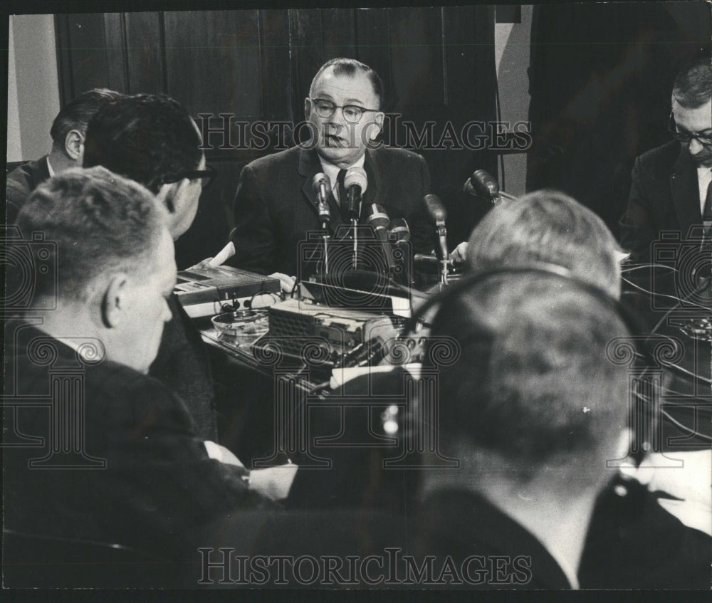 1966 Press Photo James Wolfe comments on union proposal