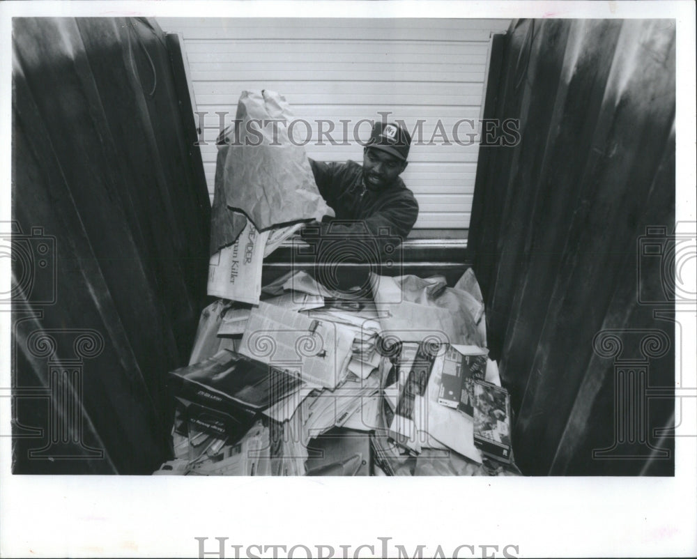 1992 Press Photo Evans picks up recyciables