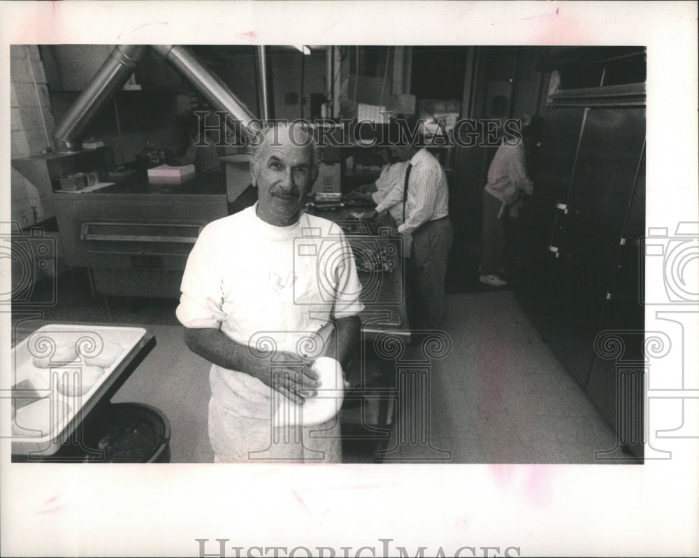 1989 Press Photo Detroit Pizzeria owner James DiStefano