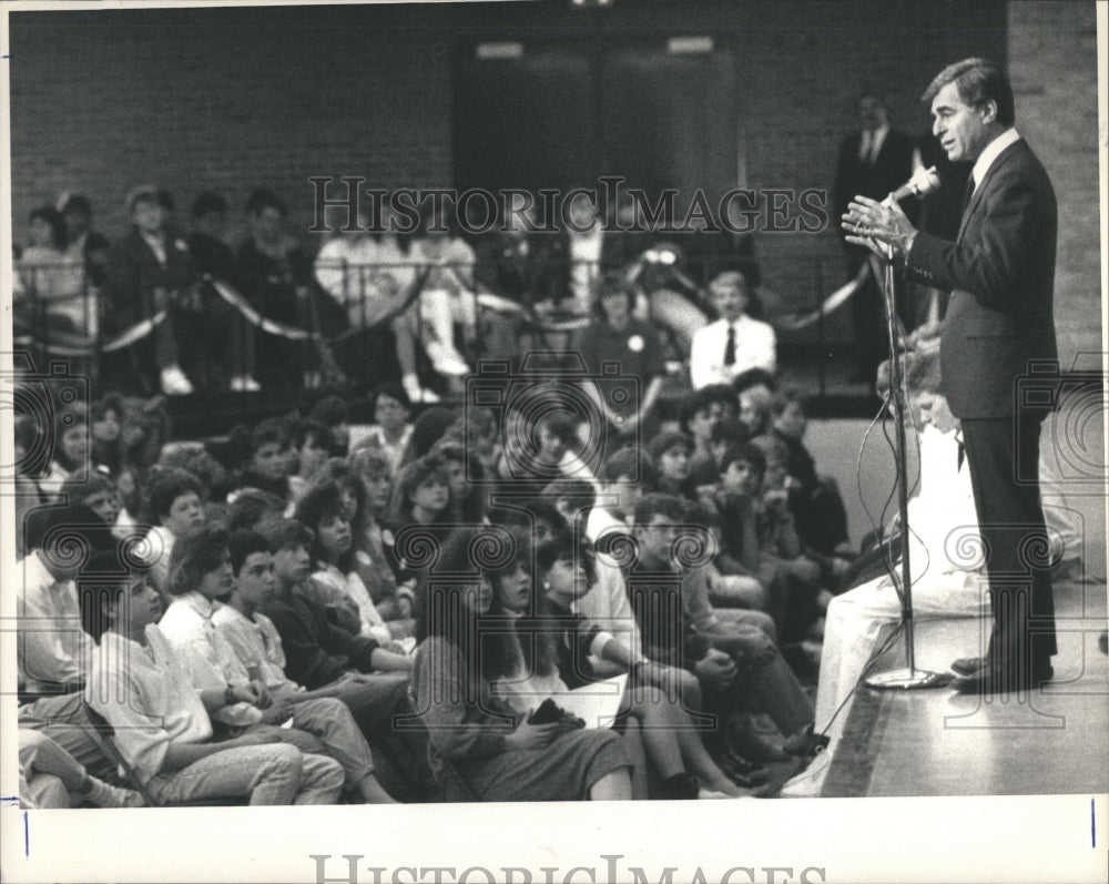 1988 Press Photo Gov. Dukakis address students at Mason