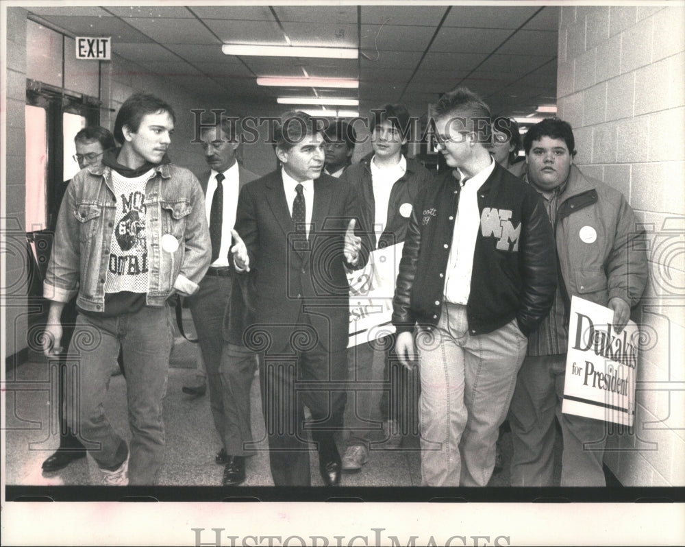 1988 Press Photo Gov. Dukakis talks with students