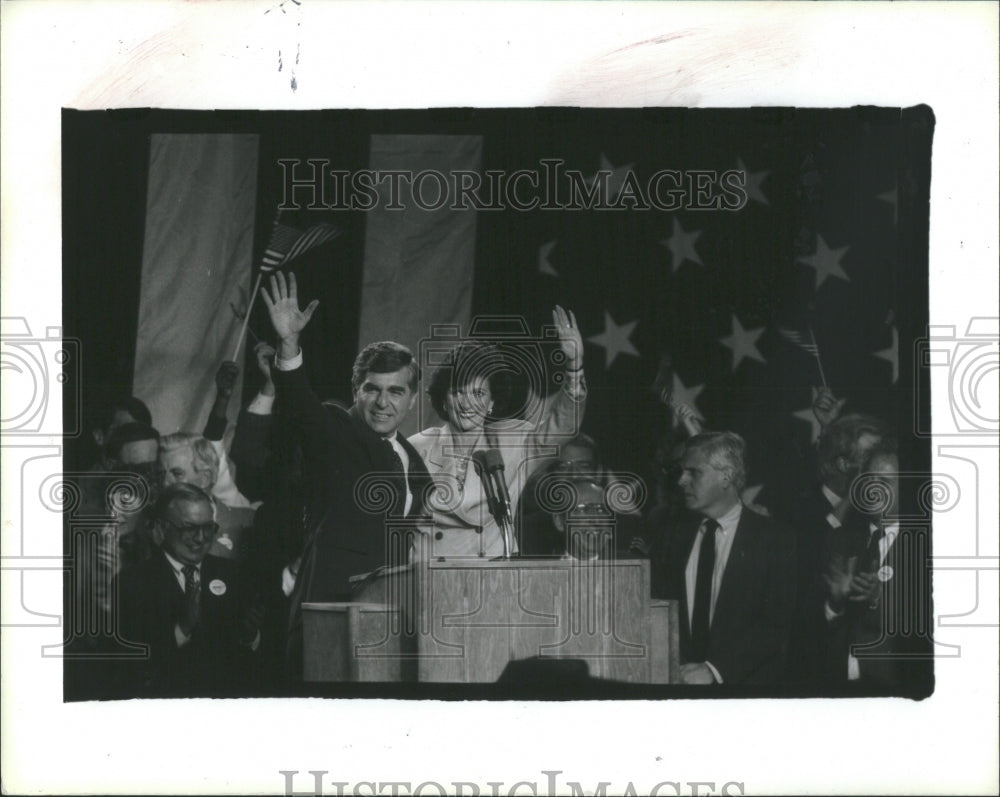 1989 Press Photo Micheal and Kitty wave to crowd