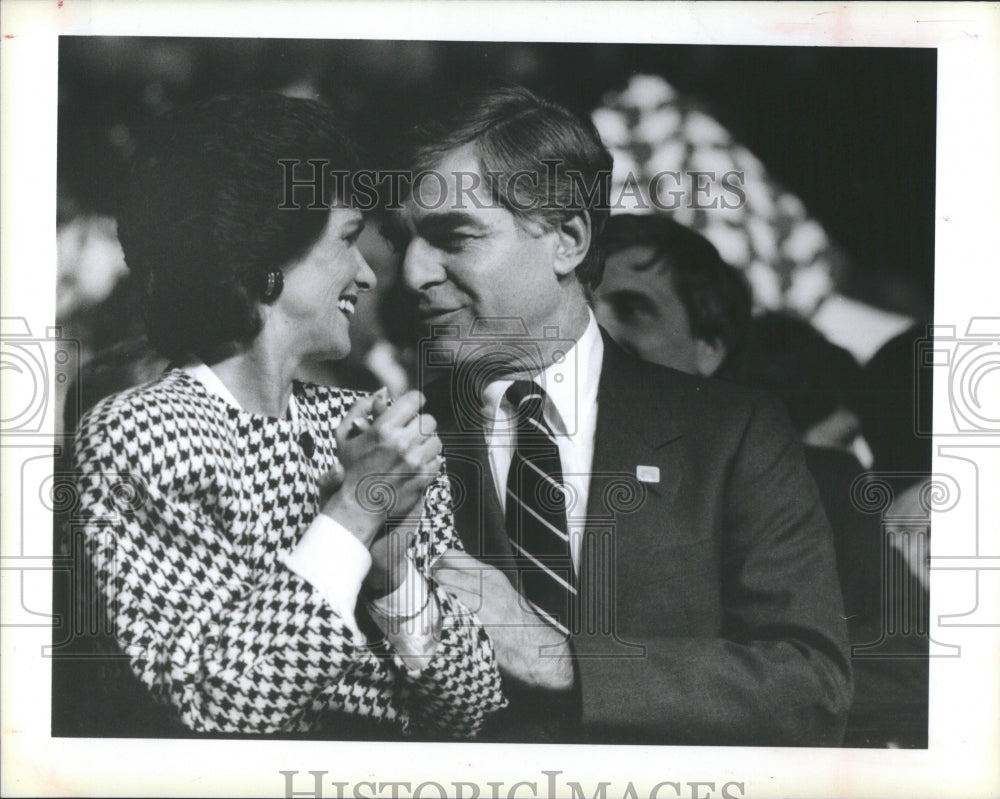 1988 Press Photo The Dukakis on stage at Macomb College