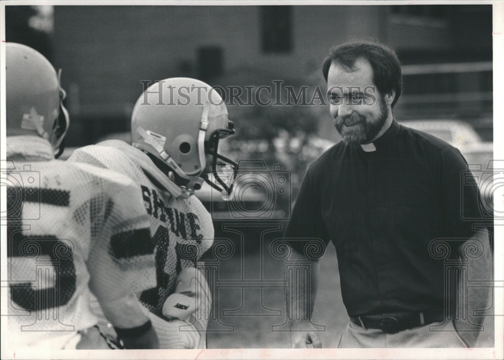 1985 Press Photo Dennis Duggan Shire High Football Play