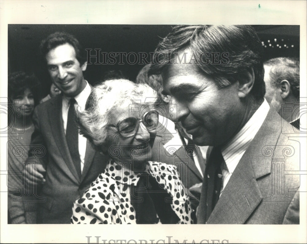 1987 Press Photo Michael Dukakis Sarah Farnswotrh Mich