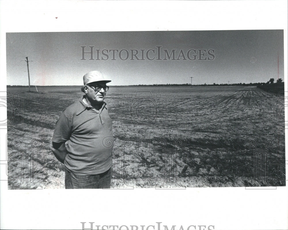 1982 Press Photo Paul Boatin Sweeps Navy Bean Morning