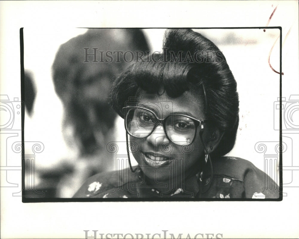 1987 Press Photo Charnis Boards Doctors Police