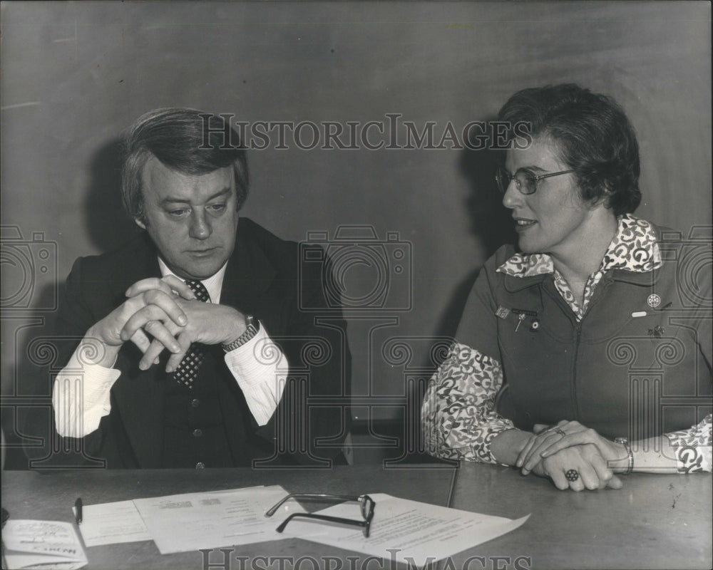 1991 Press Photo Bill Bonds Oakland County Girl Scout