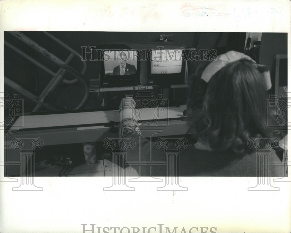 1981 Press Photo Anchorman Bill Bonds Being Viewed