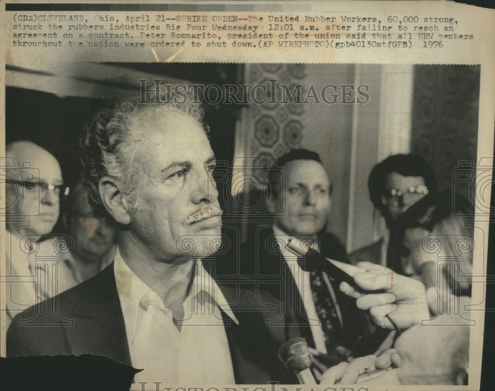 1976 Press Photo Auto Industry Hurt Robert Talks Unite