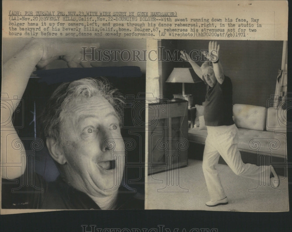 1971 Press Photo Ray Bolger Sweat Punning Studio Rehars