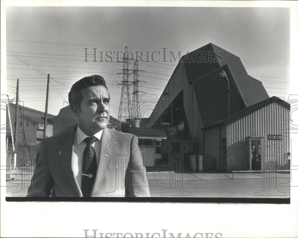 1984 Press Photo Ray Bonds Local President Surroundings