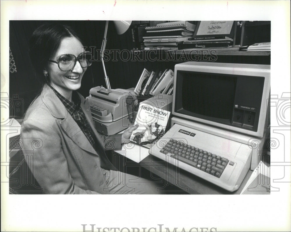 1985 Press Photo Debra Bonds Prints Children Braille