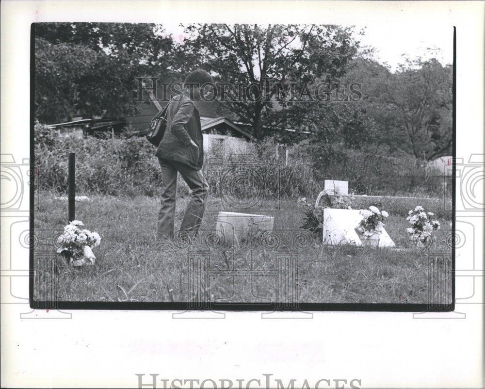 1980 Press Photo Ford Vlalts Cemetery Moniticello Rusty