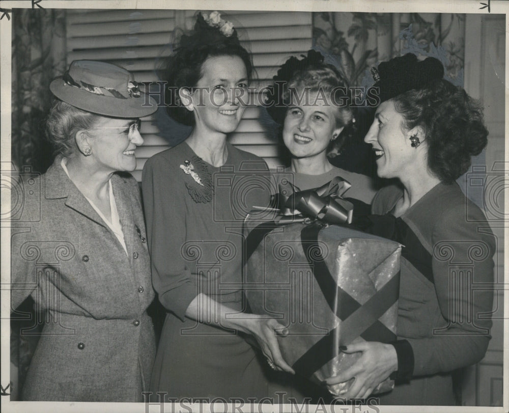 1945 Press Photo Miss Motel Ford Friends Explager