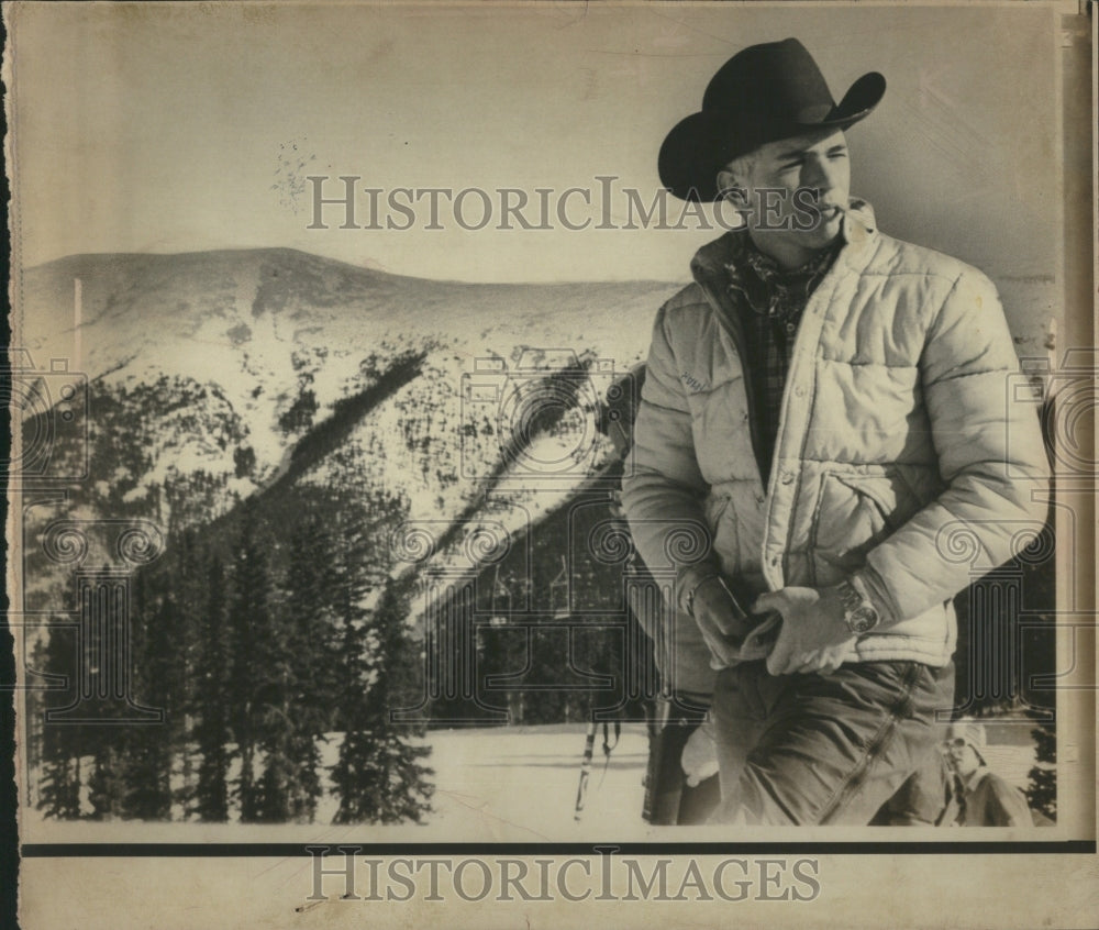 1975 Press Photo Colorado Parents Scenery Ski Log