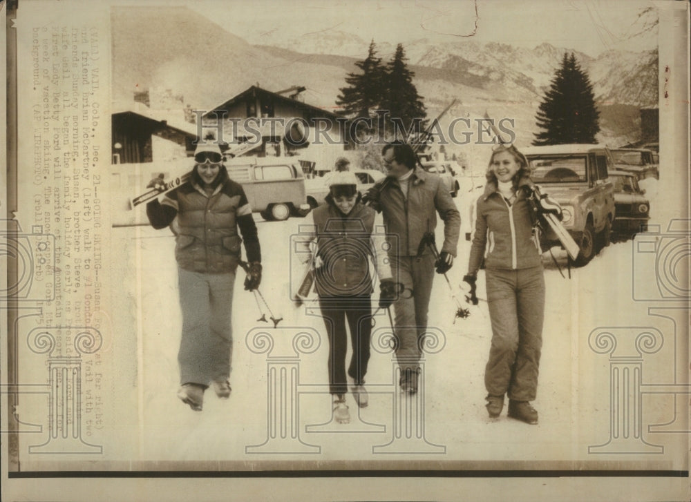 1975 Press Photo Susan Ford Brien McCartney Skiing Colo