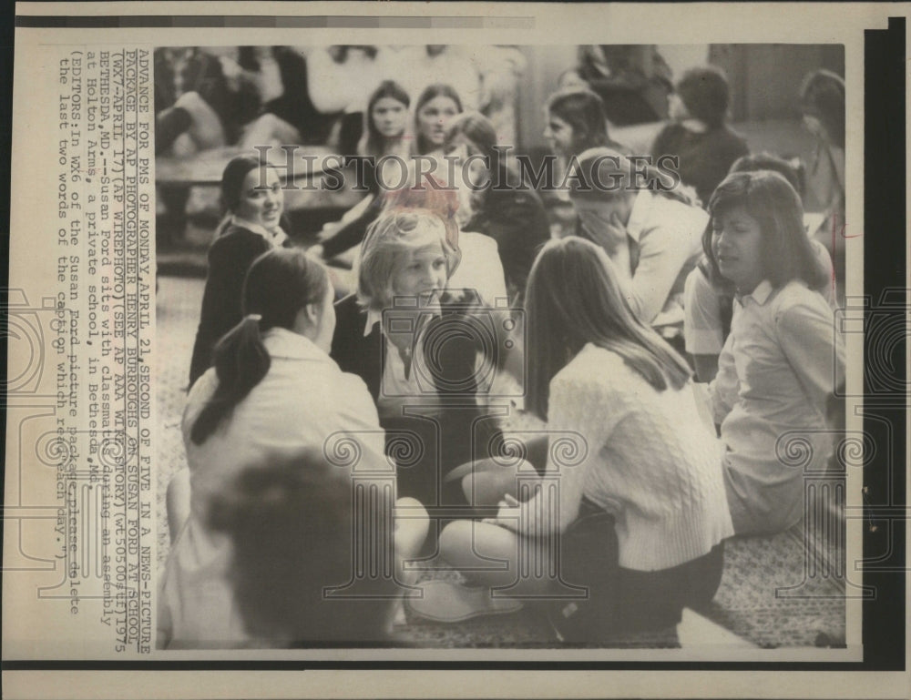 1975 Press Photo Susan Ford Classmates Holt Arms