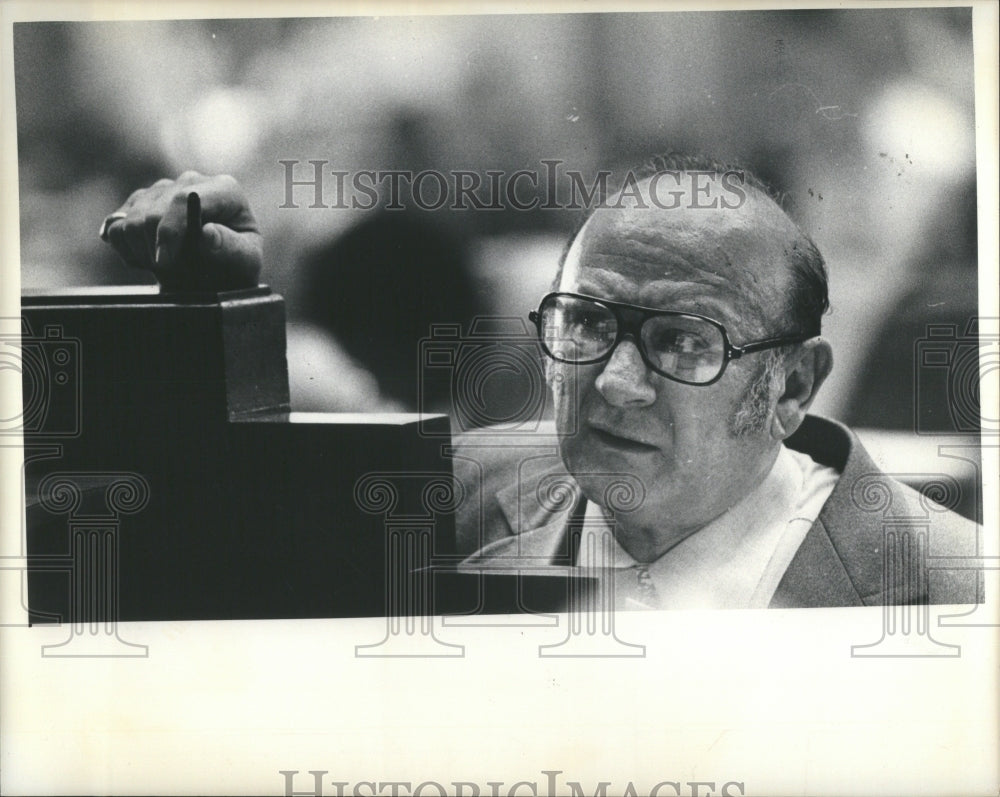 1975 Press Photo Rep Joseph Fabes Wock Park Hand Money