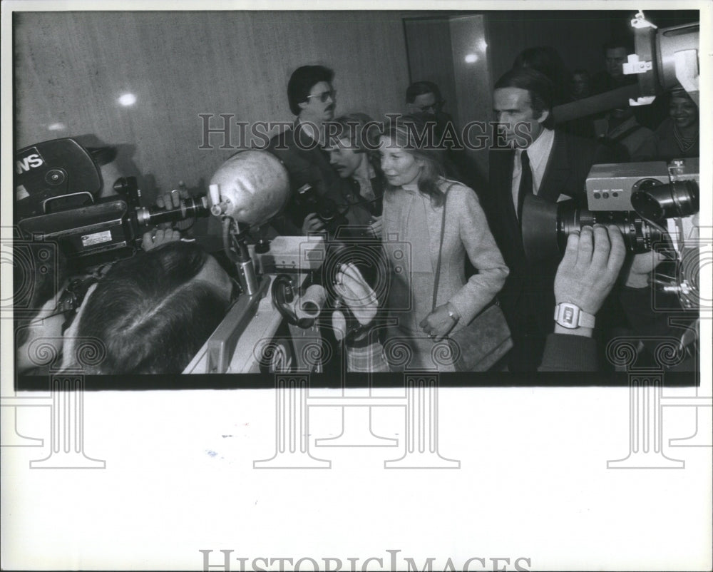 1990 Press Photo Christina Zeff Media Corridor Court