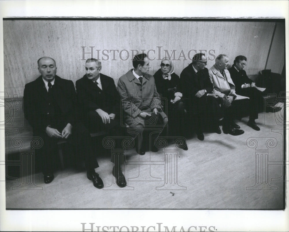 1990 Press Photo People Waiting Hall way Ford Testify