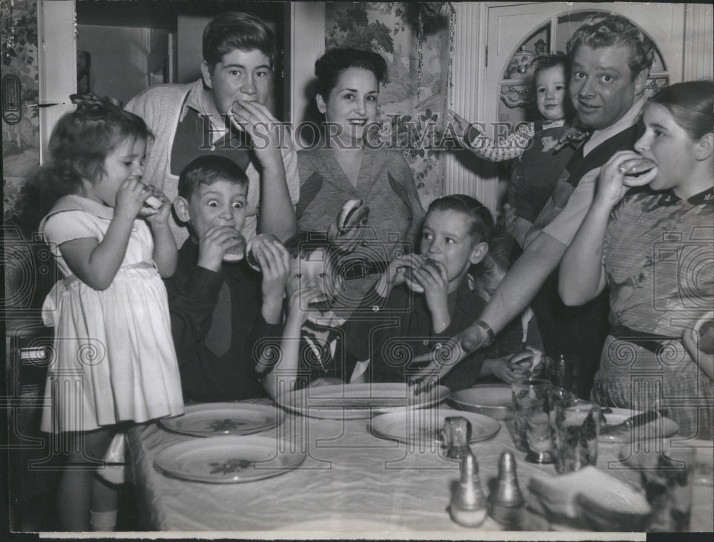 1953 Press Photo Frank Fontaine with kids at dinner tab