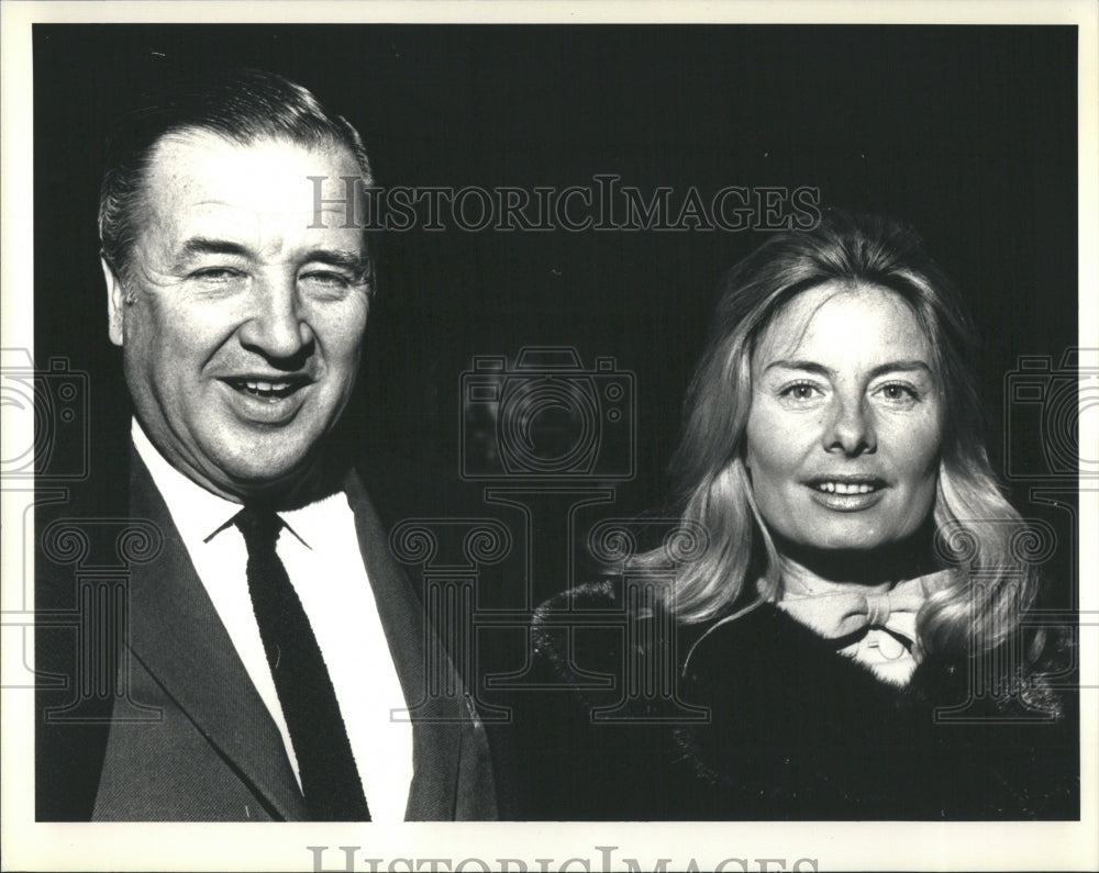 1991 Press Photo Ford Carslous Black Suit Tie Women