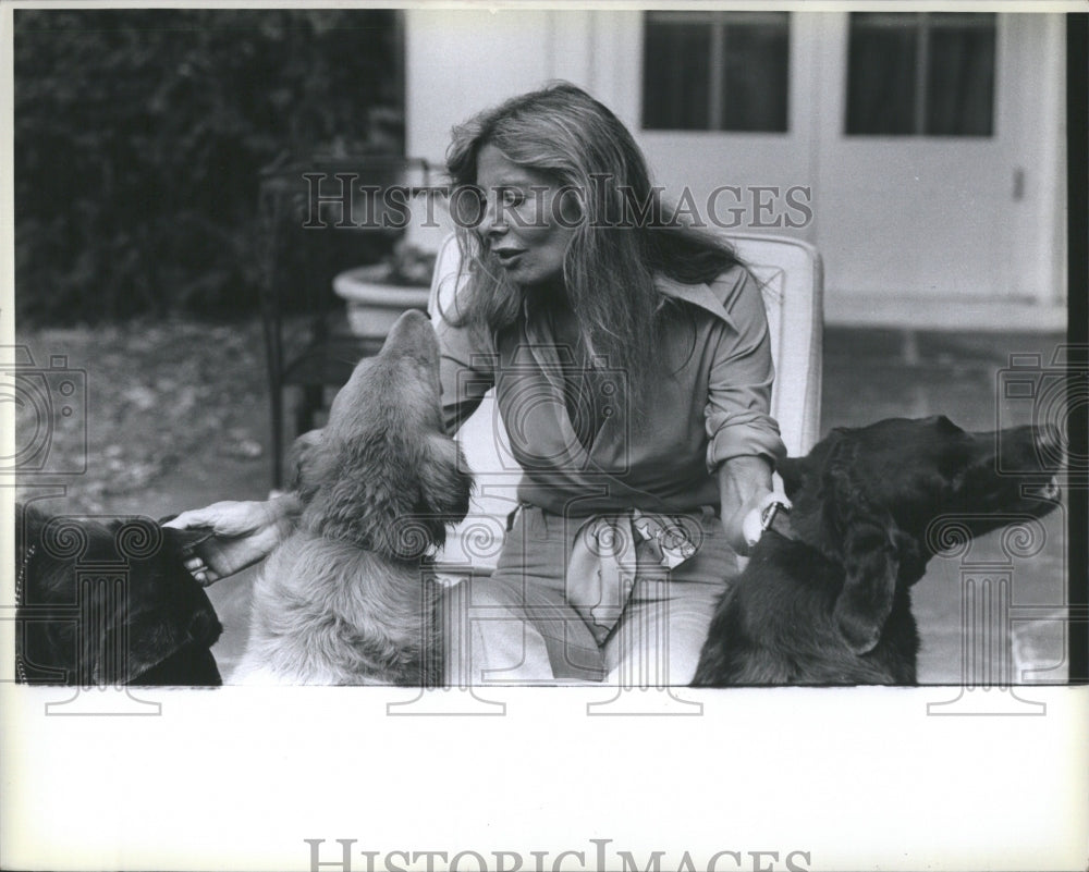 Press Photo Christina Ford with dogs