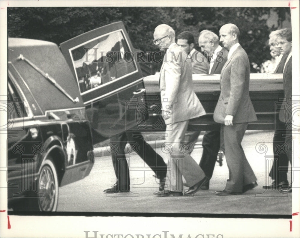 1987 Press Photo Pallbearers carry out the Casket