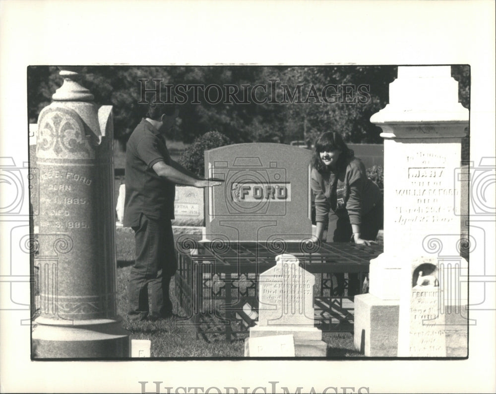 1989 Press Photo Ford Cemetery