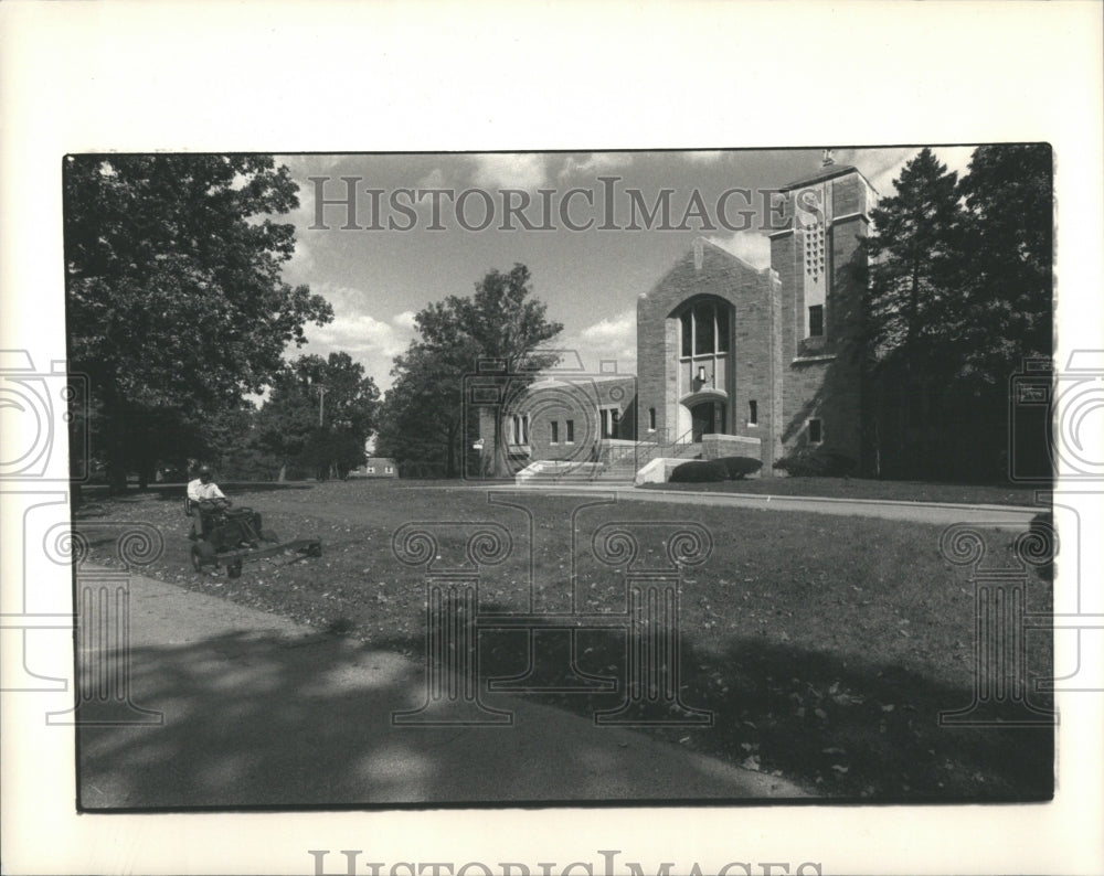 1987 Press Photo Wood lawn Cemetery Chapse Edsrls Grave