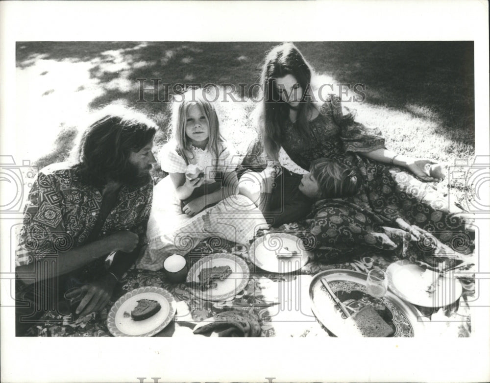 1974 Press Photo Fonda Susan Family Idyllic Picnic